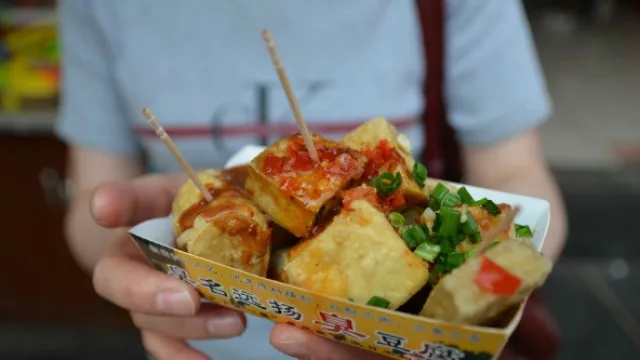 Sobre los “manjares” callejeros en Shanghai dice...