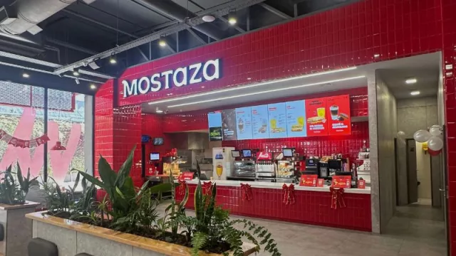 Mostaza sigue creciendo: abre su local Nº 193 en Av. La Plata (con AutoMostaza incluido)