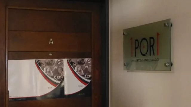 El equipo se distribuye entre las oficinas A y B. En la primera funciona la gerencia y en la segunda producción.