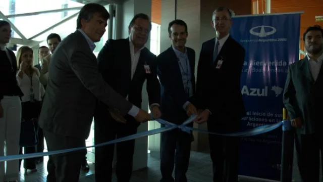 El ministro de Turismo, Gustavo Santos y directivos de Azul.