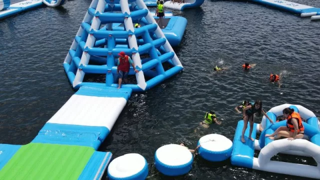 Argentina tiene el primer parque acuático flotante y revoluciona el turismo en Embalse (con más de 50 juegos inflables desplegados en 2.000 m²)