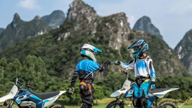 ¿Motos para niños? Sí, sí: la nueva línea Youth de CFMoto ya se consigue en Córdoba (una off road eléctrica para chicos de 10 años hacia arriba)