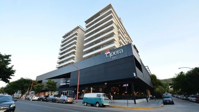 Guerra de shoppings en Carlos Paz: luego de la apertura de WO, Opera Fun estrena su pista de patinaje sobre hielo