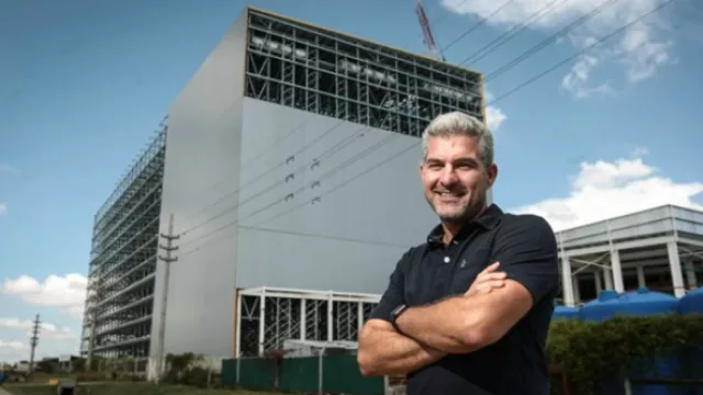 Un cliente de Grido observa los nuevos envases para llevar