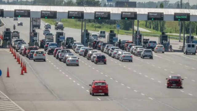 Crece un 2% el flujo de autos por los peajes de la RAC, pero Caminos de las Sierras recauda 306% más (vs una inflación anual de 112%)