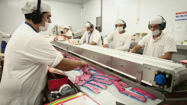 En la planta de producción trabajan durante tres turnos durante todo el año.