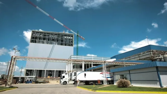 La planta está en el Parque Industrial Ferreyra, el el acceso sur a la capital provincial. 
