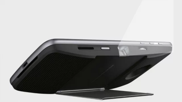 El cine se trasladó al bolsillo (con Moto Z Play y su proyector)