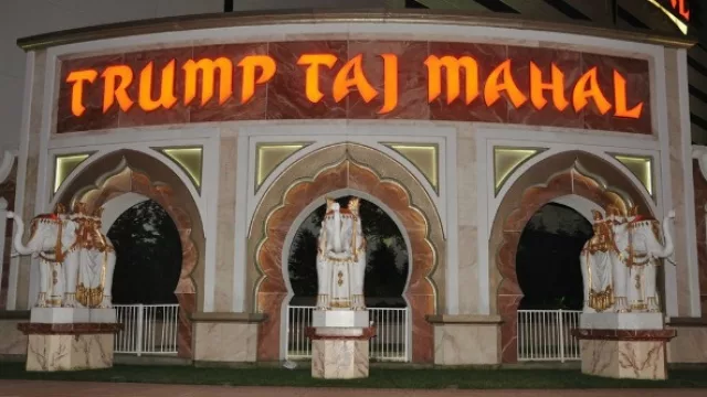 Los elefantes gigantes que creó para el ingreso del Taj Mahal, en Atlantic City.