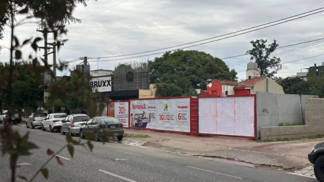 Av. Rafael Núñez al 4600, entre Bruxx y Mercado de las Rosas, ahí irá un Mostaza