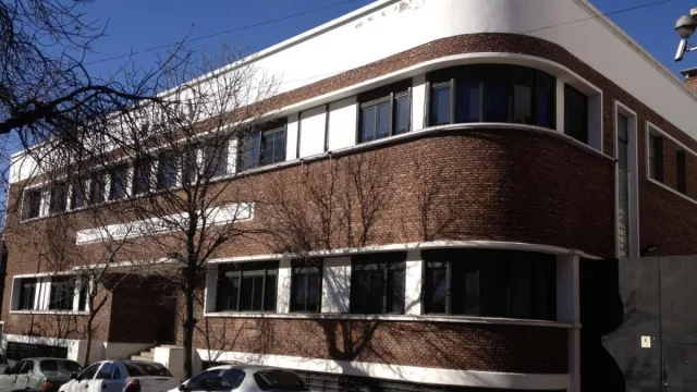 Cartel de venta para la ex fábrica de Branca en Parque Patricios: cuánto piden