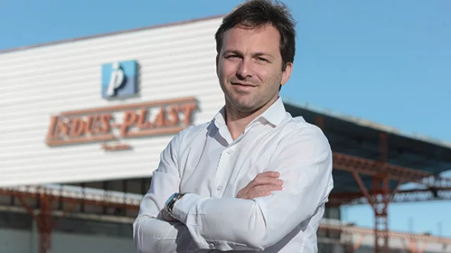 La oferta de Indusplast incluye 39 modelos, incluyendo variantes en colores celeste, beige, blanco, verde, rojo y negro.