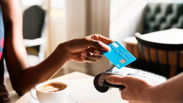 Economía bimonetaria: qué falta para que se pueda pagar con dólares (y, a la vez, en pesos) con la tarjeta de débito