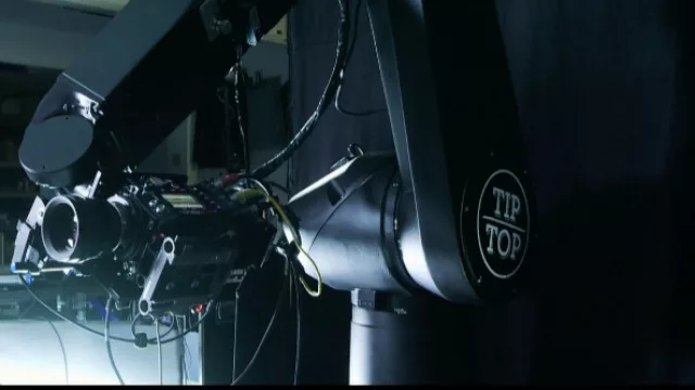 Este brazo robótico industrial de alta velocidad se usa tanto en rodajes de publicidad como de cine.