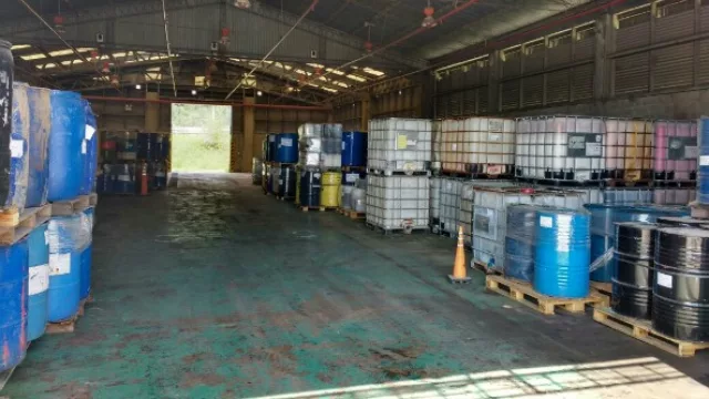 Una vez clasificados, los residuos se almacenan en tambores y containers en 6 galpones.