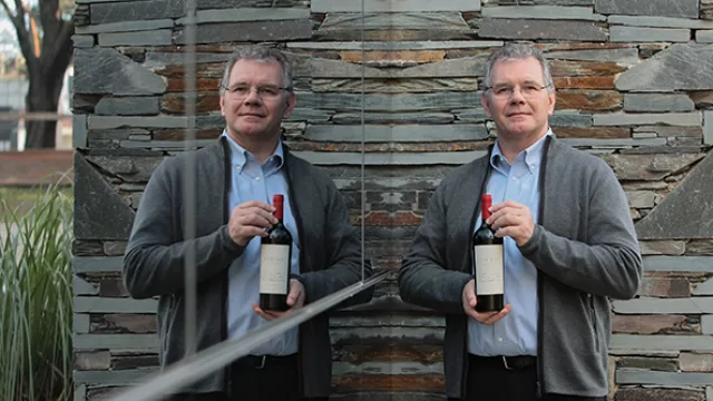 En la construcción de la bodega se encontraron restos de un Titanosaurio, que inspiró la línea de vinos Saurus.