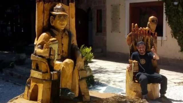 Helmut, la obra más reciente del escultor Luis Carlos Pérez (y su motosierra) en Calamuchita