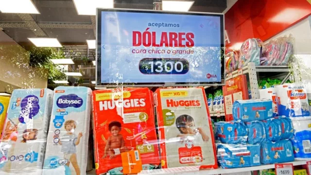Los precios en los comercios tucumanos comienzan a exhibirse en dólares