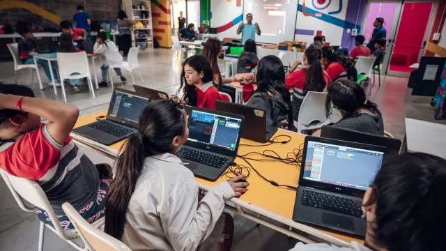 A través de la startup Creativos Digitales, se implementaron actividades que promueven el aprendizaje tecnológico y la innovación pedagógica