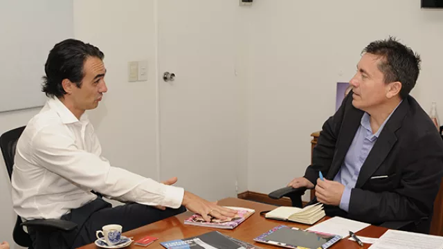 El folleto en papel y las revendedoras siguen siendo esenciales en el modelo de negocios de Avon.