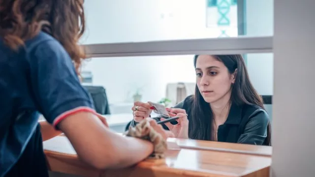 Vecinos y vecinas pueden realizar varios trámites en los Centros de Encuentro Barrial