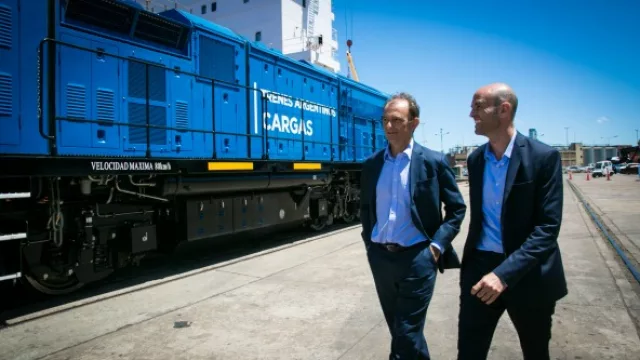 Dietrich y Lemos recibiendo nuevas locomotoras para la Línea Belgrano.