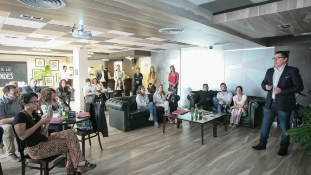 El director de InfoNegocios, Iñigo Biain, presentando 40 de las Grandes.