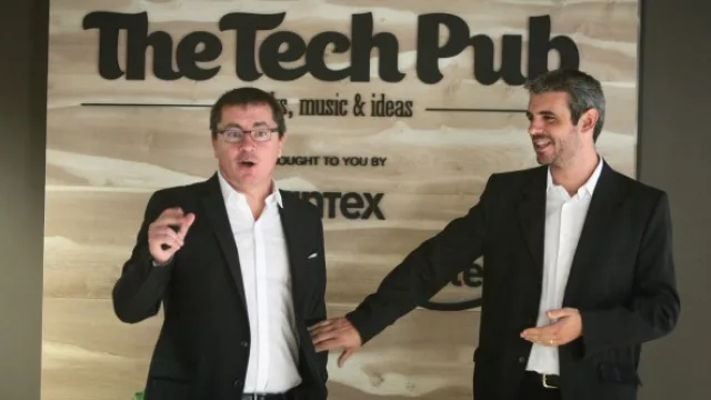 Iñigo Biain y Guillermo López -Director y productor general de 40 de las Grandes- en un tramo de la presentación.