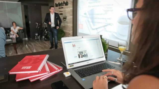 Ayelen Actis, comunicando en las redes lo que sucedía en The Tech Pub.