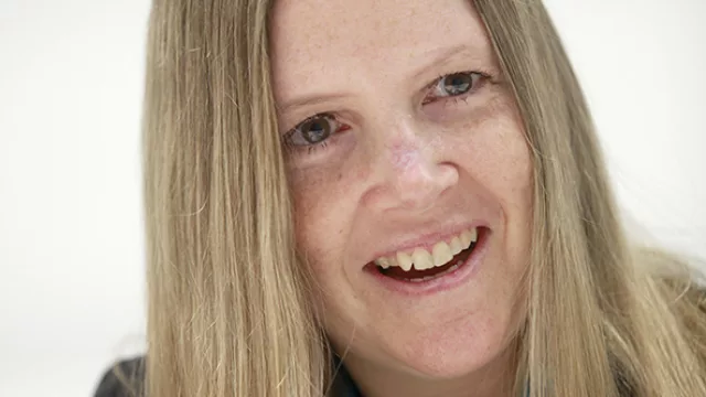 Tenemos nuestro Sony Stores y también vendemos en Garbarino, Frávega. Y en las compañías telefónicas: Claro, Movistar y Personal.