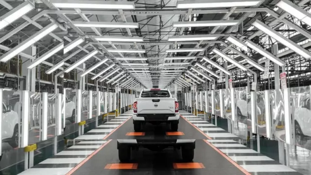 El dato: Nissan pasó de 180 pickups diarias en 2023 a 90 en 2024 y la cosa empeora en 2025 (la preocupación: ¿se puede mantener una planta a ese ritmo?)