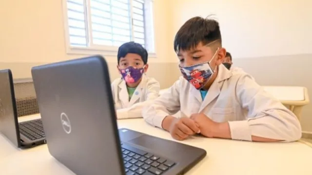 Enseñanza de Inglés, Robótica y Programación llegarán a 32 escuelas municipales en 2022