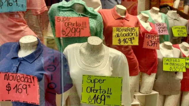 Las vidriera de un local del centro de Córdoba que aún no se encuentra como lo establece la resolución.