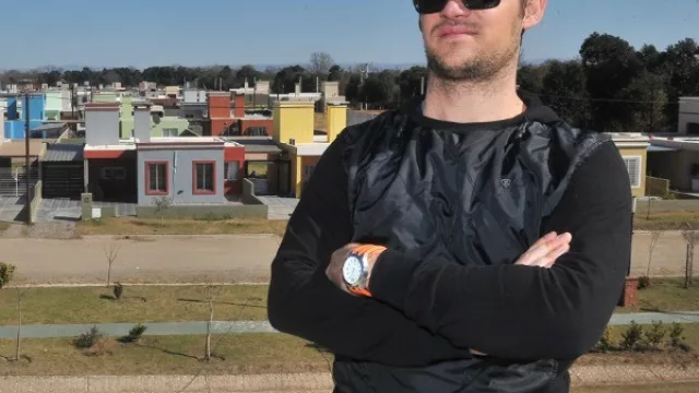 Empezó pintando casas hace 10 años y hoy construye barrios enteros (la historia detrás de Conoc Habitar)