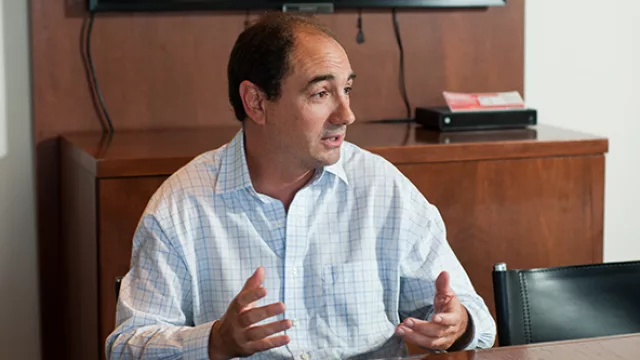 Creo que el argentino tiene un ejercicio y una actitud distinta hacia los problemas. Está más preparado para resolver problemas por lo que nos ha tocado vivir.