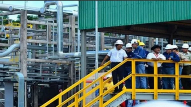 Las principales autoridades diplomáticas de Argentina y Bolivia recorren una destilería en Campo Durán