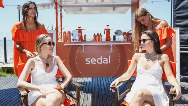 Probá peinados supercopados en el pop up hair bar de Sedal.