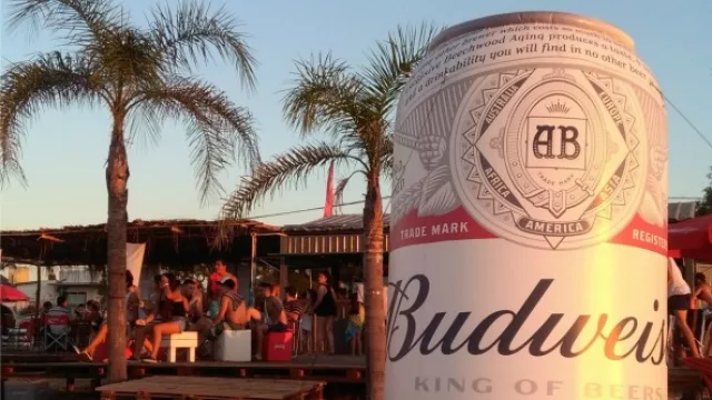 Budweiser  te invita a disfrutar con amigos de una cerveza bien helada.