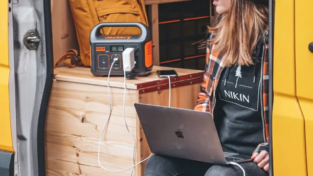 ¿Te quedaste sin luz? Jackery tiene la solución para seguir viendo tu maratón en Netflix (y mucho más, con su estación portátil de energía)