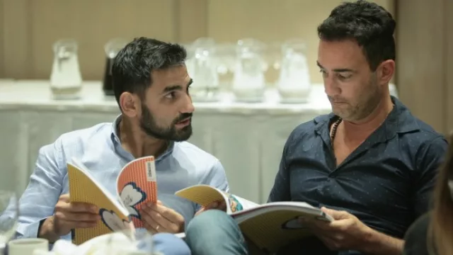 Ricardo Puente director de Brief y Martín Dagum presidente de Grupo Marka, hojeando la guía.