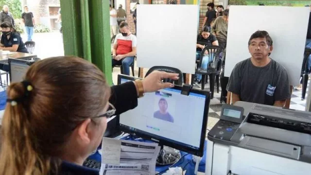 El calvario de obtener el primer carnet de moto en Córdoba: burocracia y abandono al vecino