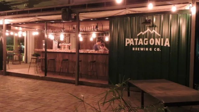 Patagonia quiere copar la parada de cervezas artesanales: 5 locales en Córdoba (con menú por delivery)