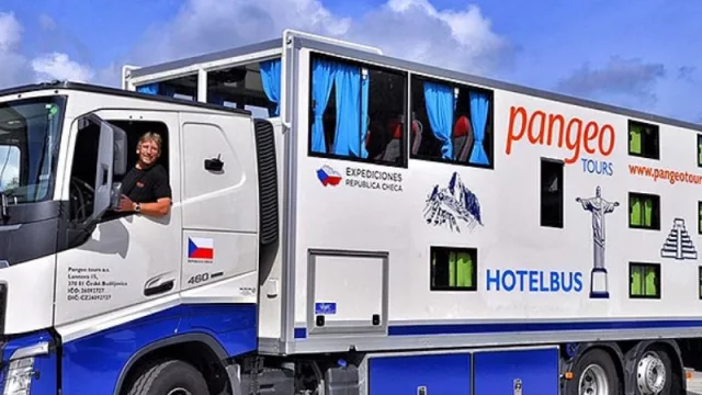 Estos checos llegaron con su propio alojamiento: cómo es el hotelbus que usan 15 turistas que recorren la Patagonia