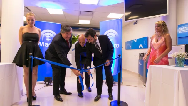 Corte de cintas para una nueva sucursal de Banco Macro en Córdoba