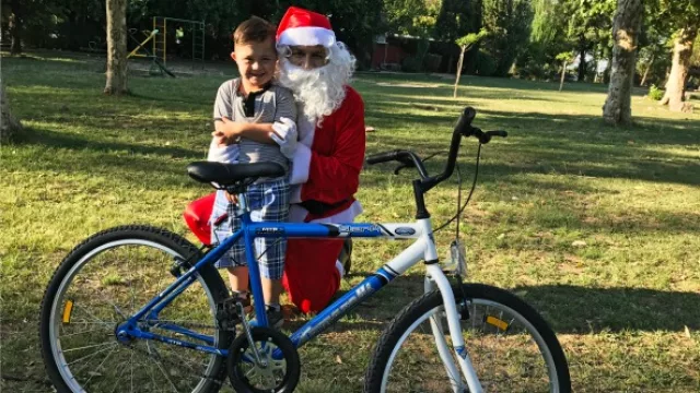 Joaquín recibiendo su bicicleta, el niño usaba la misma que tiene desde los 4 años.