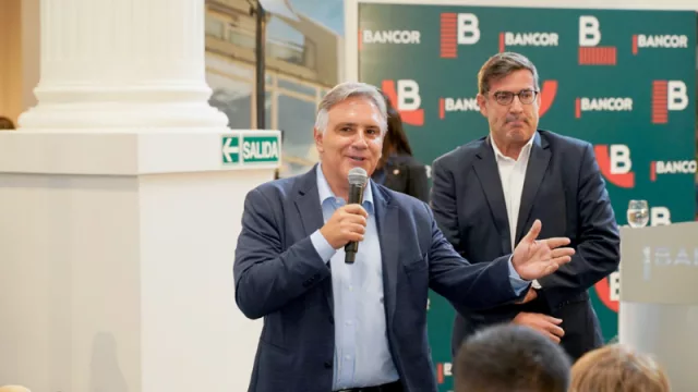 Llaryora entregó el crédito hipotecario número 1.000 de Bancor