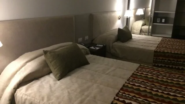 Más de un centenar de invitados disfrutaron de la inauguración del Howard Johnson.