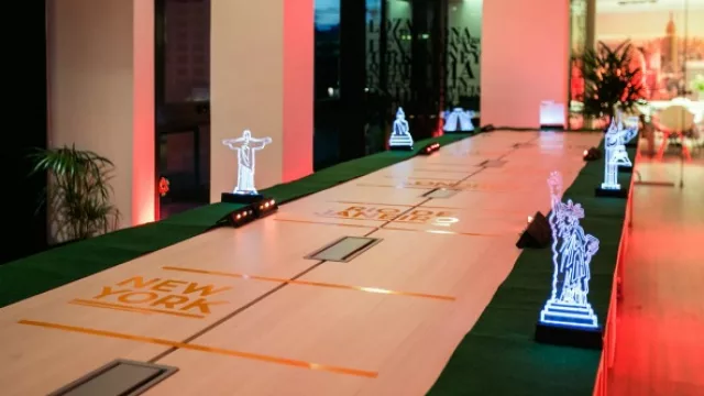 Mesa de trabajo transformada en pista de aterrizaje.