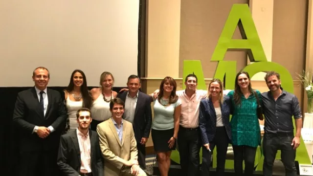 Los integrantes del Córdoba Bureau junto al AMOCBA, una escultura del artista Damián Revelli, que será utilizada en distintas acciones de esa entidad y de la Agencia Córdoba Turismo.