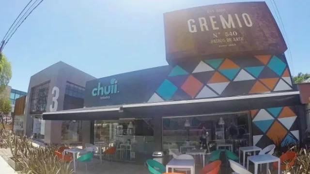 Chuii Helados se ubica al frente de la galería.